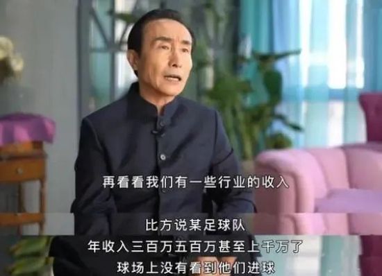 看似平静的家庭每天在上演大戏，一言一行、一个眼神，都透露着戒备与不信任，压抑与窒息感充斥着家庭的每个角落